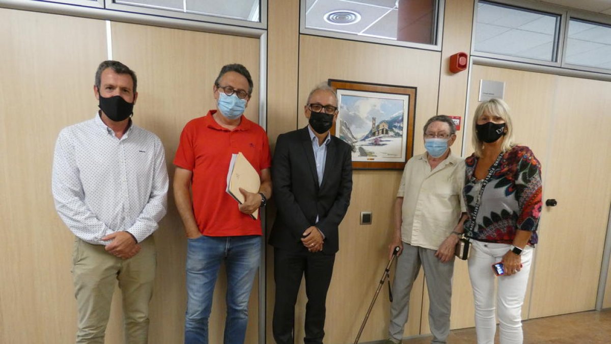 El cònsol major acompanyat per l'autor i els seus fills