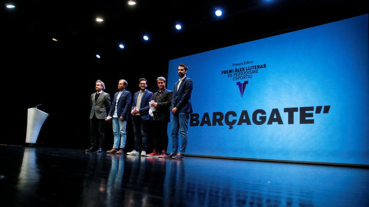 Justo Ruiz, els guanyadors del premi (Adrià Soldevila, Sergi Escudero i Sique Rodríguez) i Roger Lliteras.