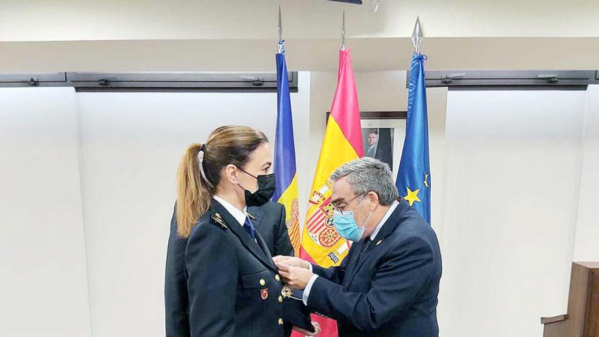 Condecorada l'agregada d'interior