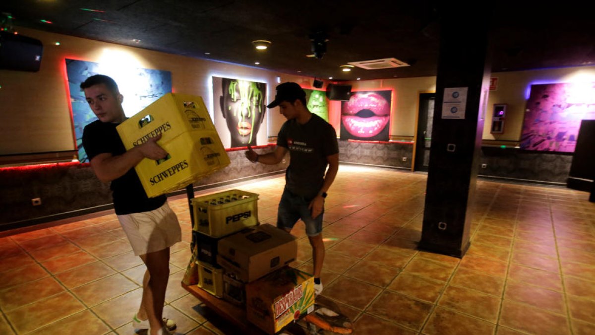 Treballadors d'un establiment d'oci nocturn.