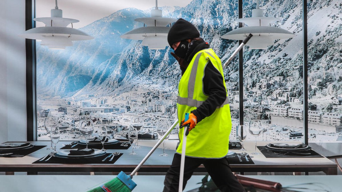 Un treballador del servei de neteja del comú d'Escaldes-Engordany.