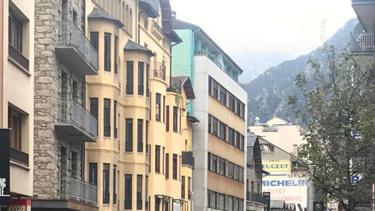 Els bombers, traballant al lloc dels fets.