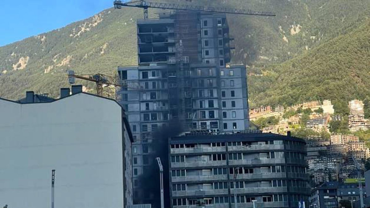 Columna de fum per un incendi a un solar