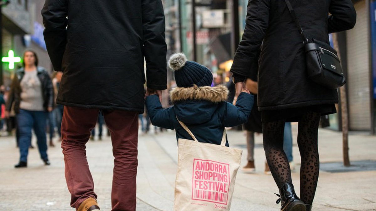 L'Andorra Shopping Festival va atreure turistes pel pont de Tots Sants.