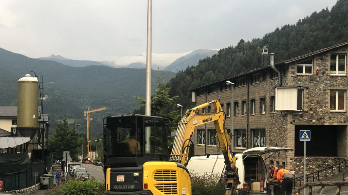 Els operaris, treballant per accedir a l'avaria.