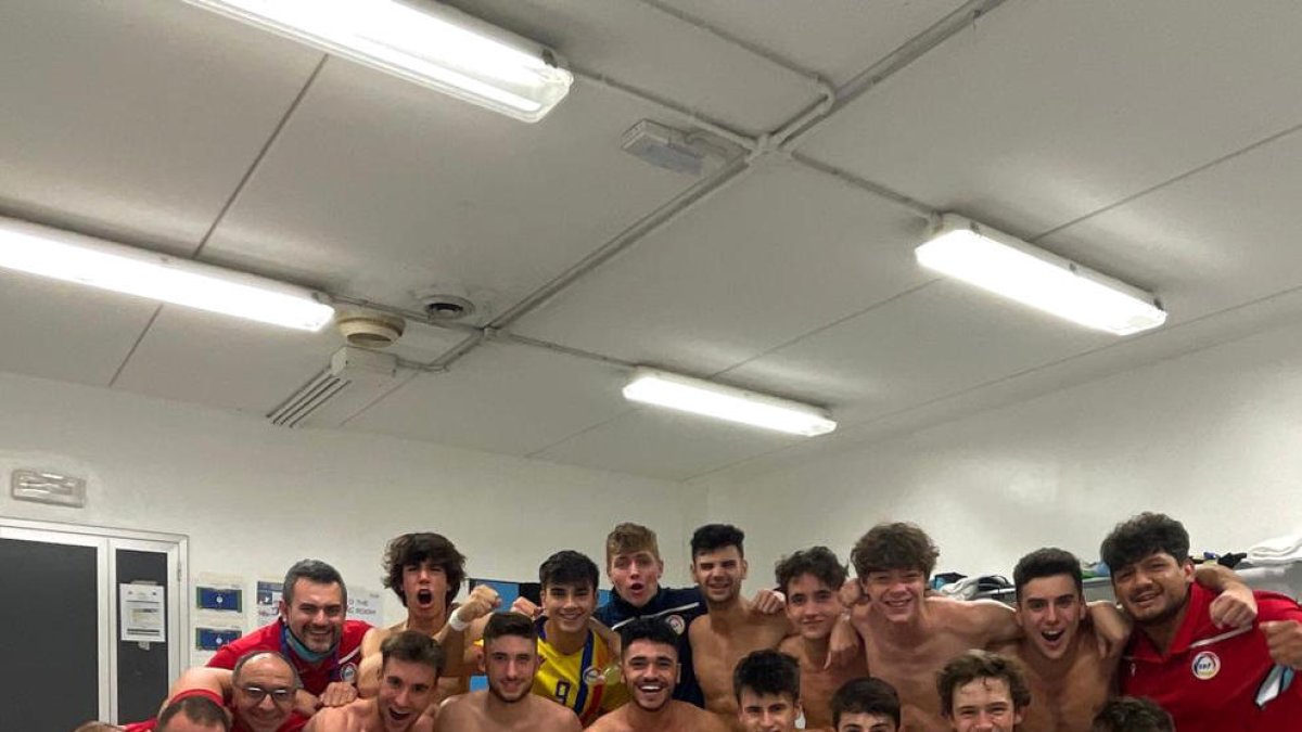 Els futbolistes de la sub 19 celebrant el triomf.