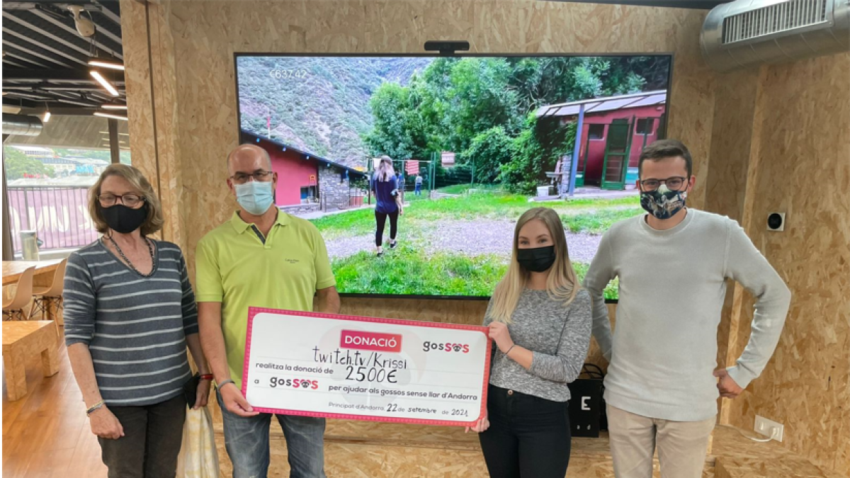 Krissi, una 'streamer' resident al país, ha donat el txec de 2.500 euros a gosSOS.