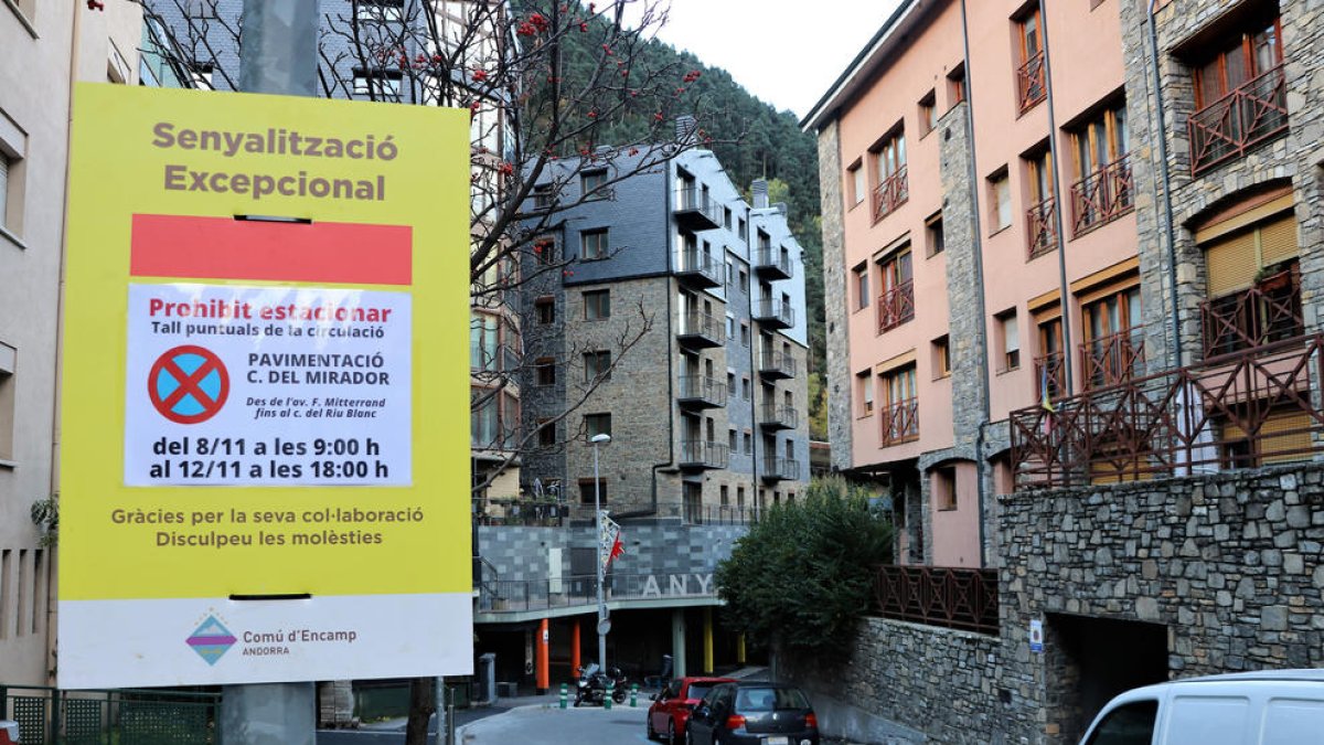 Obres al carrer del Mirador d'Encamp