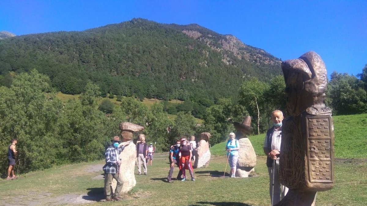 Visita de la gent gran a la la Ruta del Ferro i la mina de Llorts