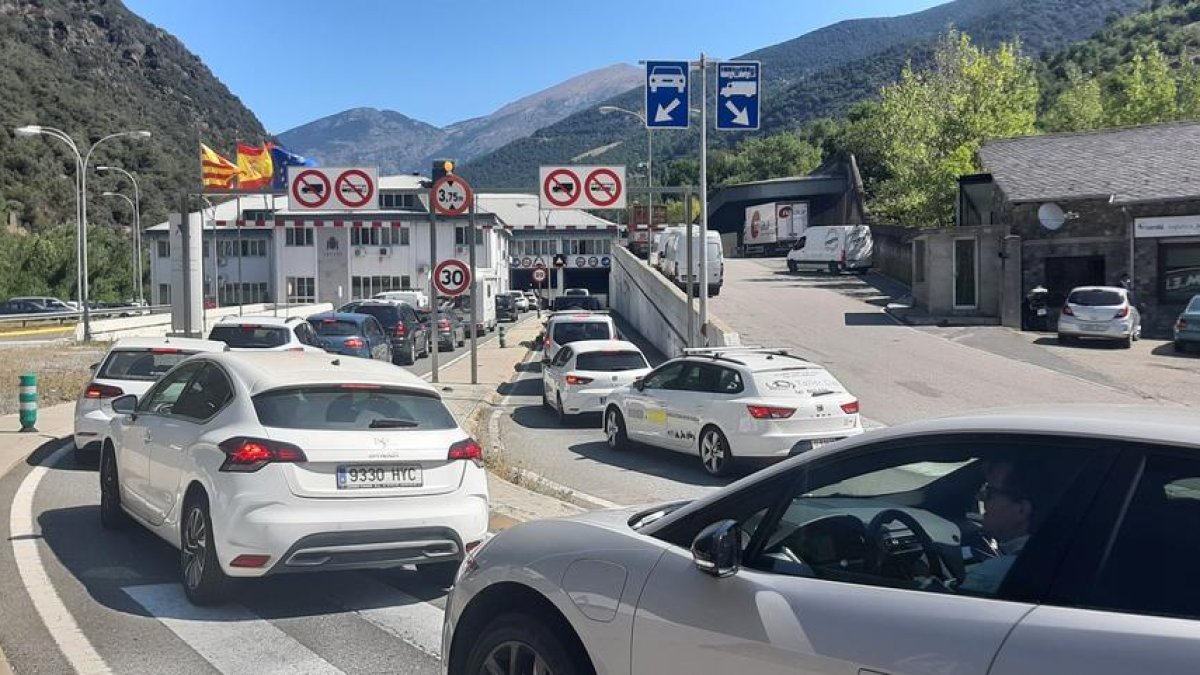 Cues d'un quilòmetre per accedir a Andorra aquest dijous
