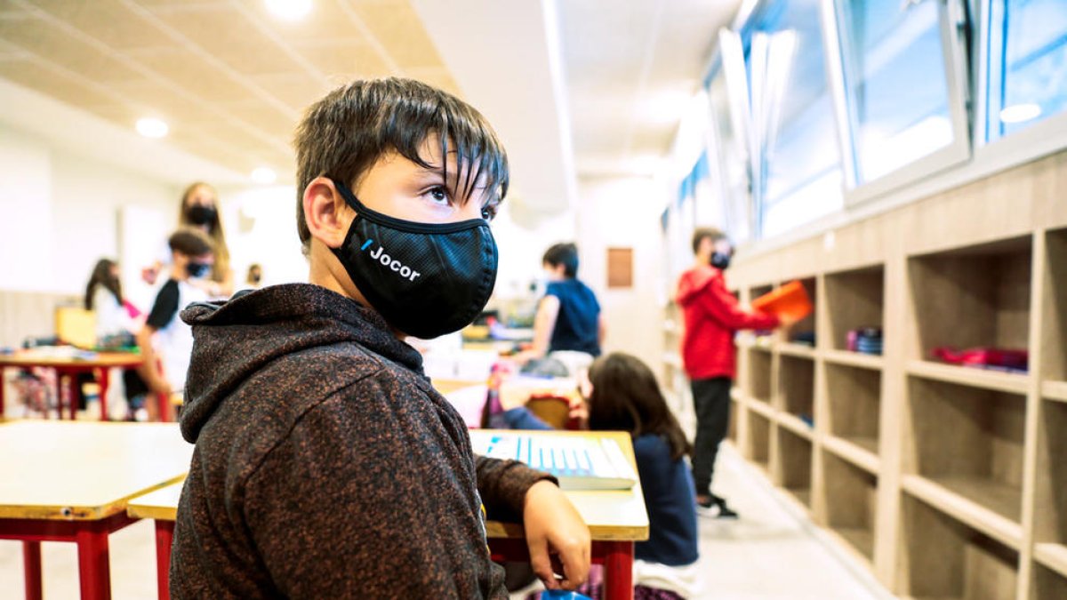 Un alumne amb mascareta a l'escola andorrana de Santa Coloma a l'inici de curs.