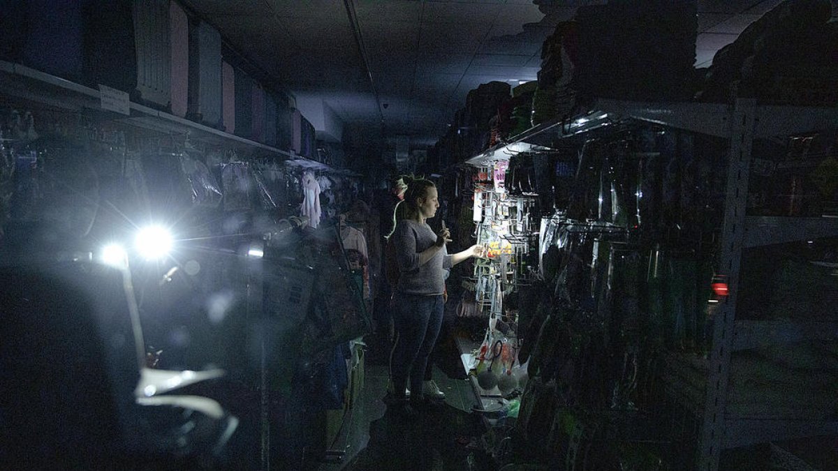 Un negoci d'Andorra la Vella afectat per una apagada elèctrica el març del 2019.