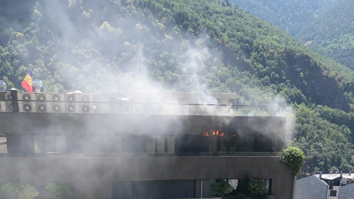 Un incendi afecta l'edifici Diamant.