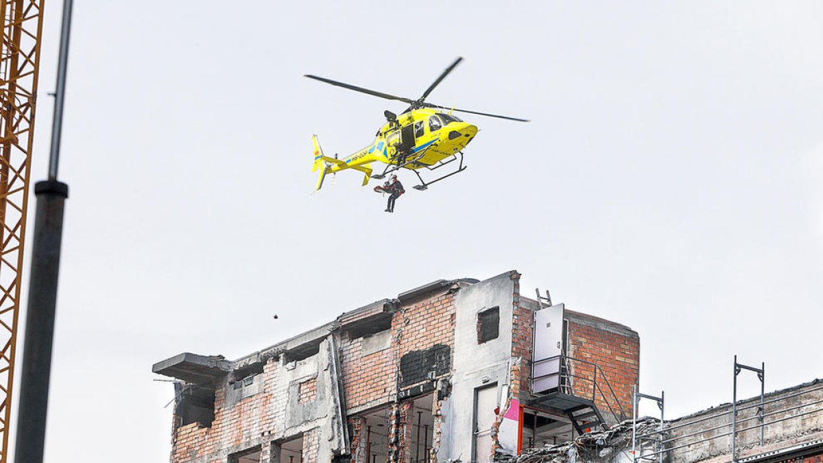 L'helicòpter intervenint per agilitzar el rescat de la víctima.