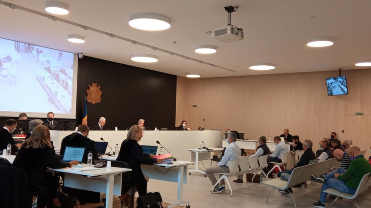 Advocats, processats i magistrats, minuts abans de l'inici de la vista celebrada ahir al Tribunal de Corts.