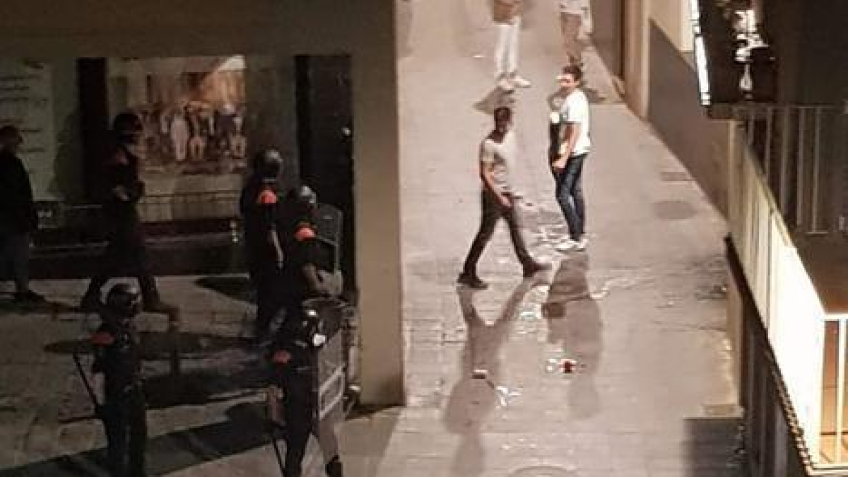 Uns joves s'encaren als mossos d'esquadra a la Seu d'Urgell.