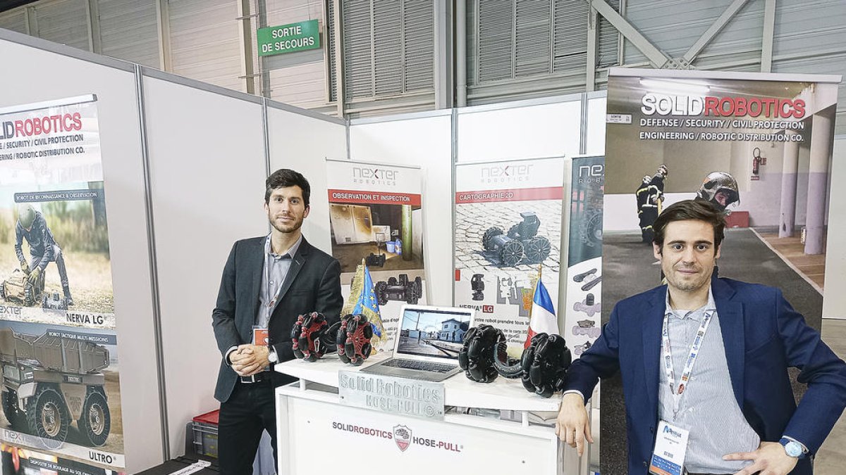 Els creadors presentant el dispositiu en una fira.