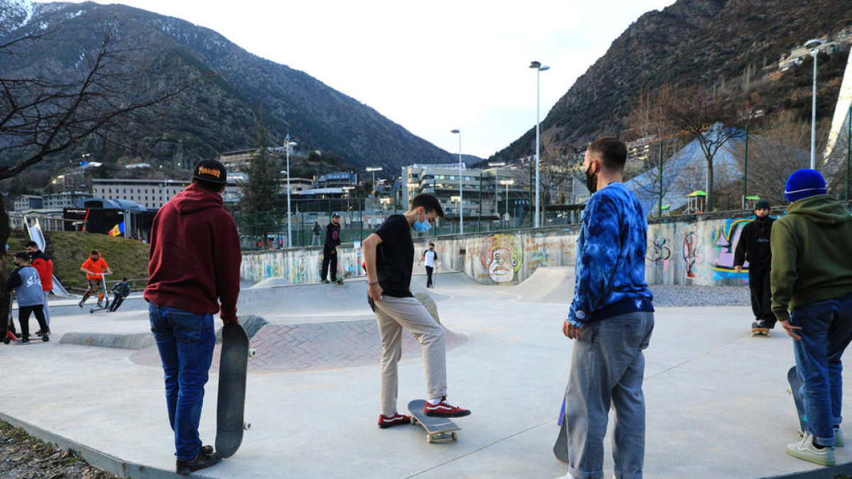 Joves en un 'skate park'.