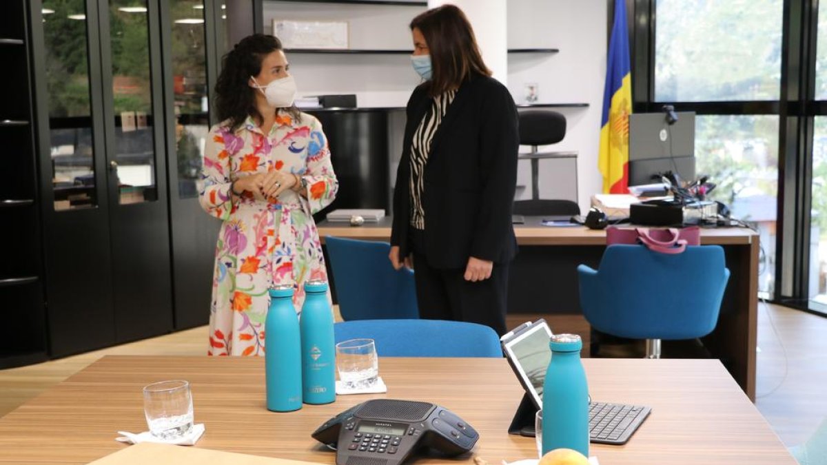 La ministra Trini Marín i Laura Mas al comú d'Encamp