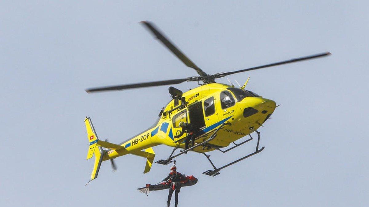 L'helicòpter va traslladar la víctima a l'hospital.