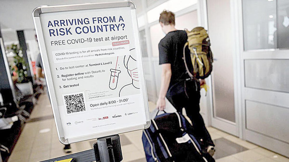 Un turista arribant a un aeroport de la UE.