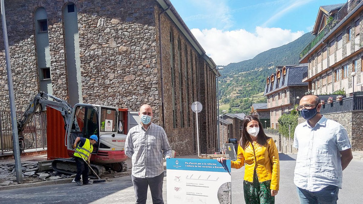 La cònsol major, Laura Mas, el director Cerni Areny i el conseller Xavier Fernàndez.