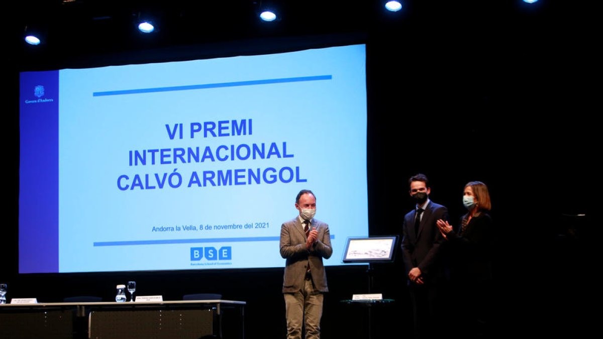 L'economista va recollir ahir el premi Calvó Armengol