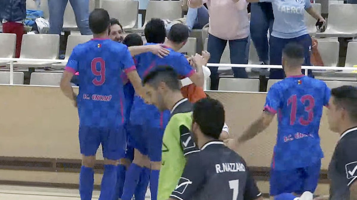 Els jugadors de l'FC Encamp celebren el triomf.