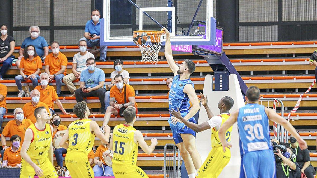 Una esmaixada del Fuenlabrada sense pràcticament oposició tricolor.