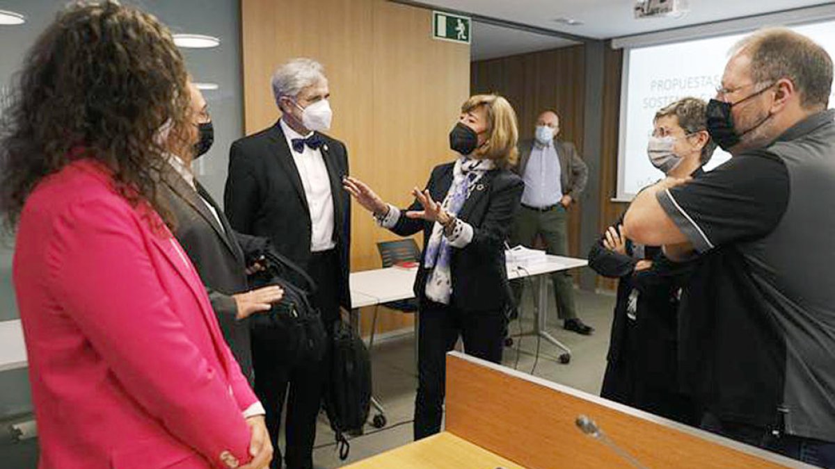 Herce amb Font, consellers i l'altra experta que va participar en la comissió dimarts.
