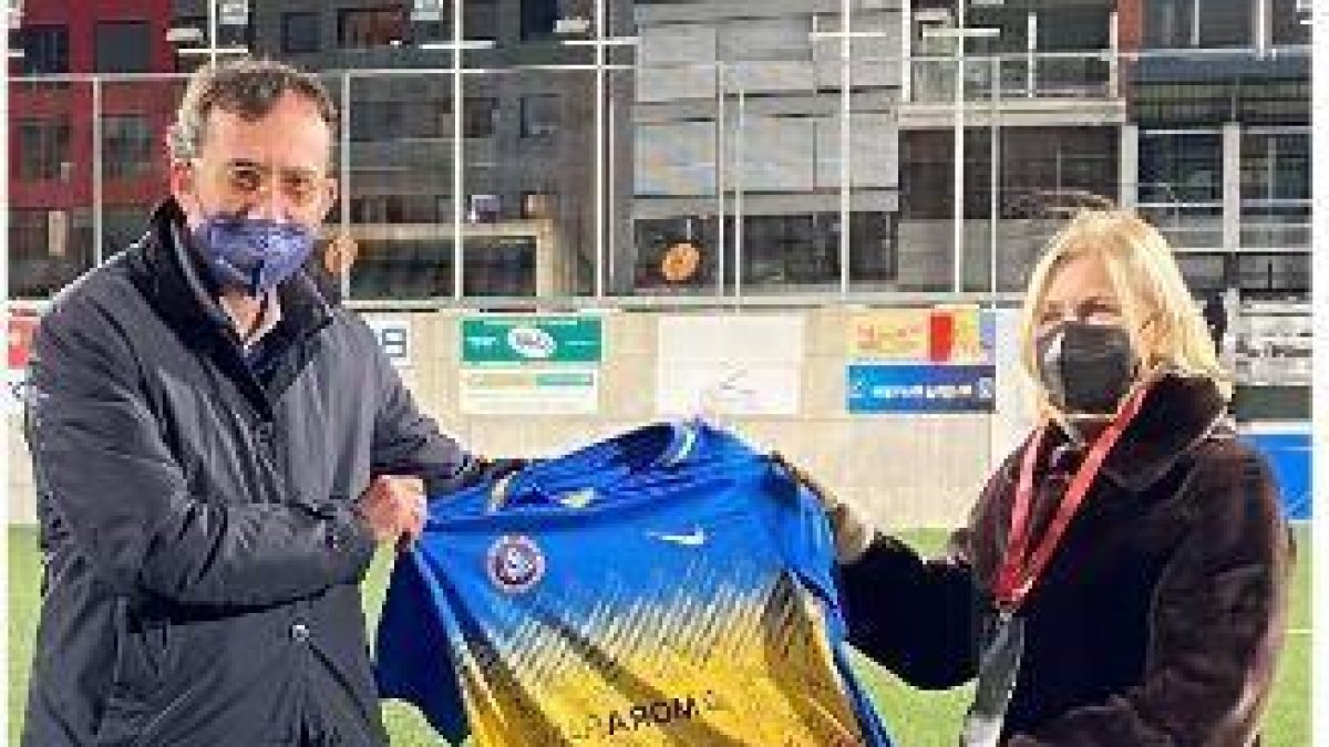 Ferran Vilaseca entrega la samarreta commemorativa a Laura Àlvarez divendres passat