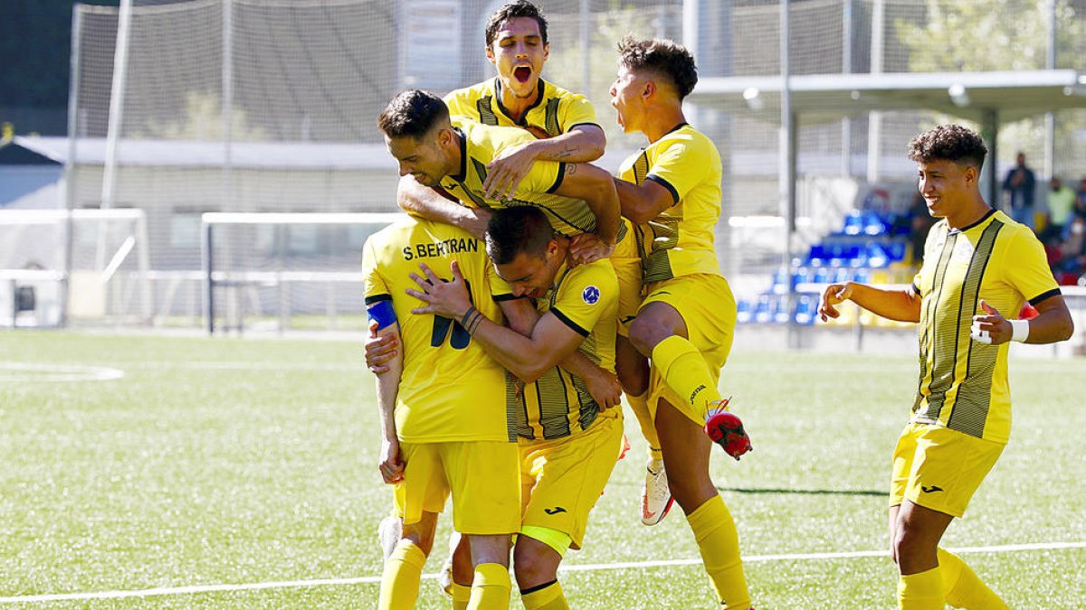 Els jugadors de l'UE Santa Coloma celebren un gol.