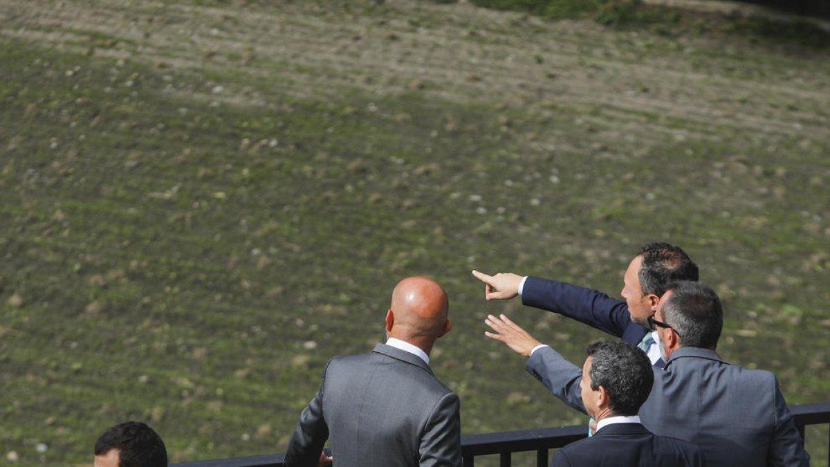 Espot i ministres ensenyen a Víctor Grifols els terrenys on s'instal·larà Grifols