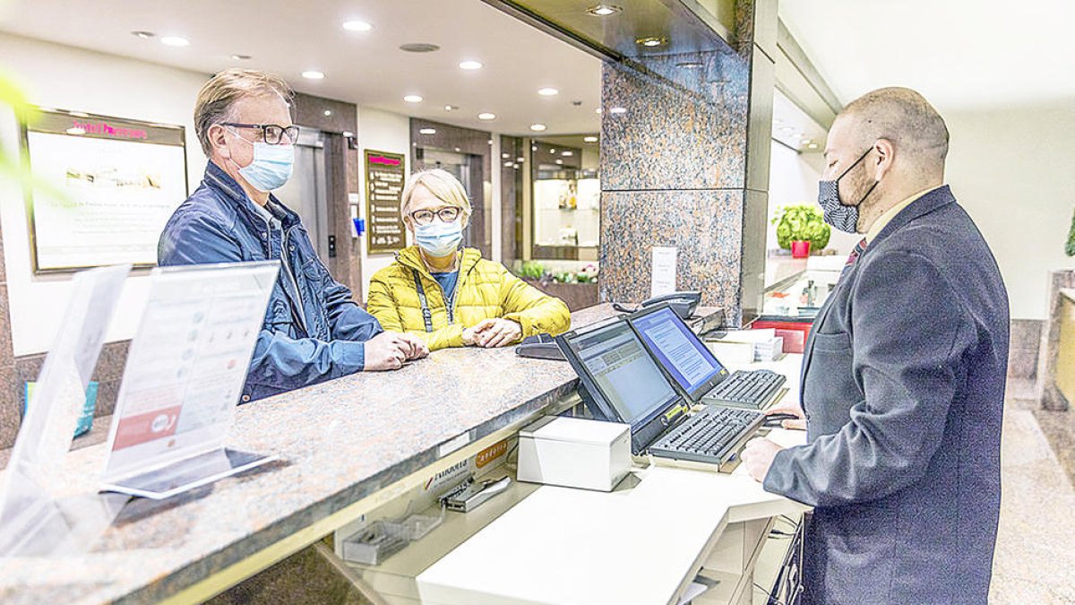 Visitants que s'allotgen en un hotel de la capital.