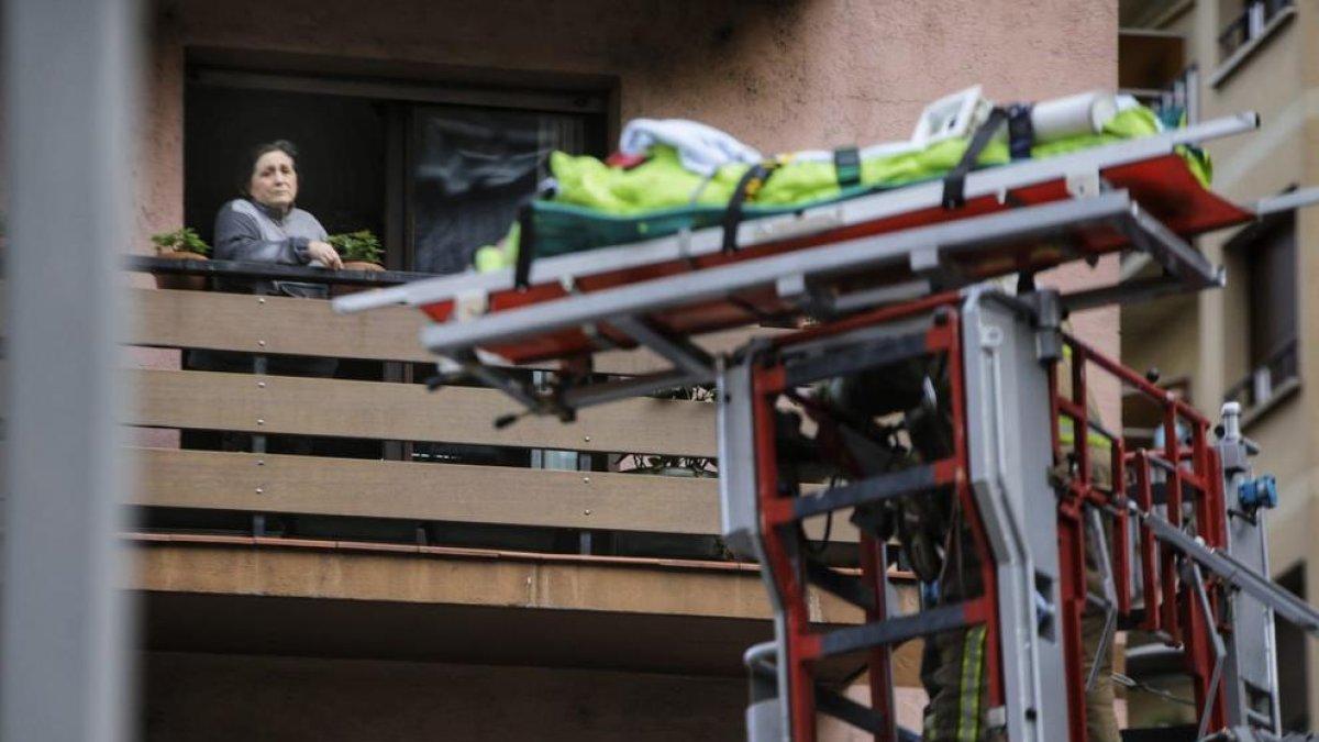 El malalt és baixat pels bombers al camió escala