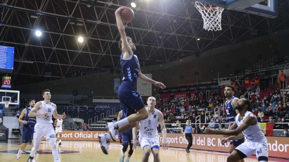 Moussa Diagne en una acció ofensiva del partit.