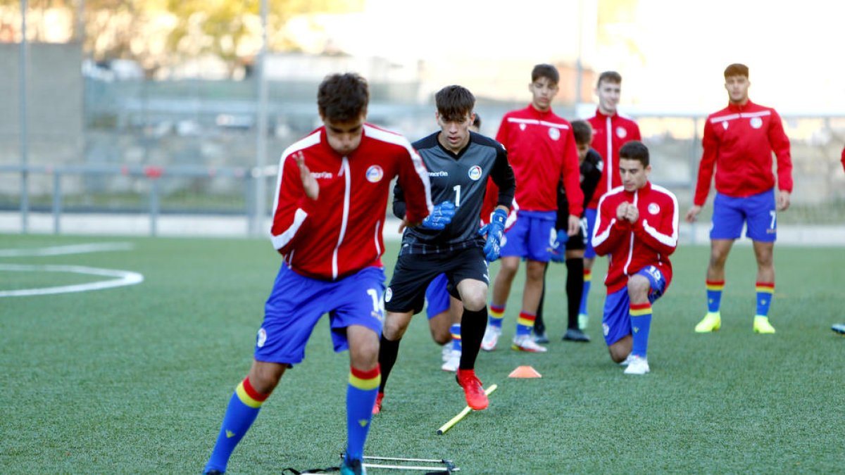 La selecció sub 19 va començar amb derrota la fase de classificació.