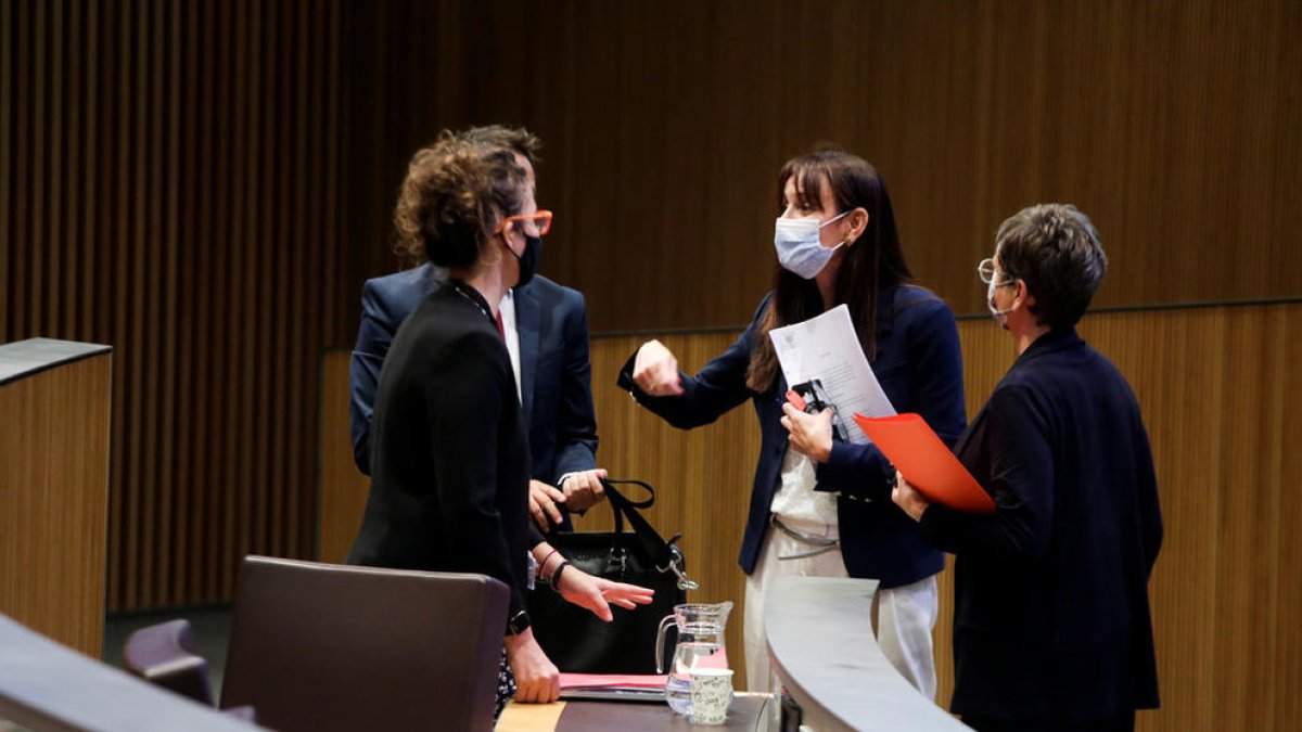 La consellera demòcrata Mònica Bonell conversant amb els consellers del PS.