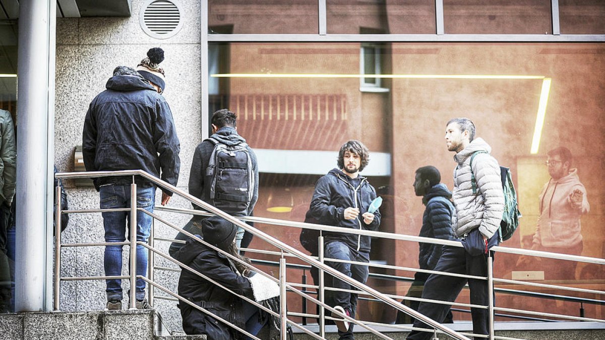 Cues al servei d'Immigració.