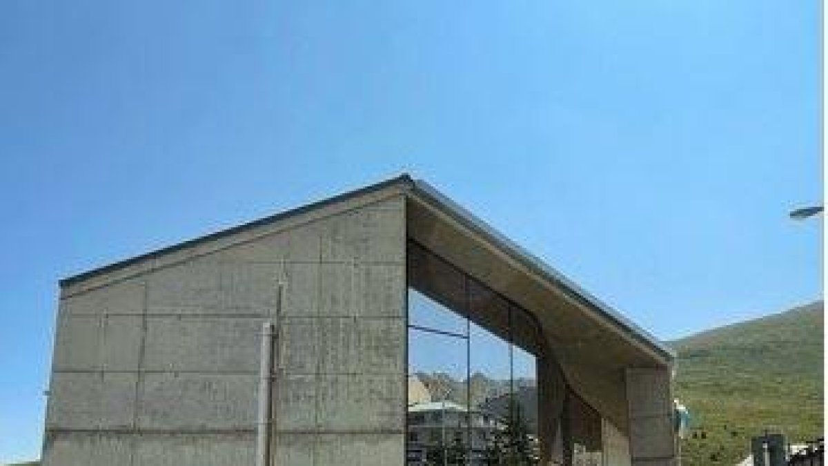 La façana de l'oficina de turisme on ha d'anar el mural