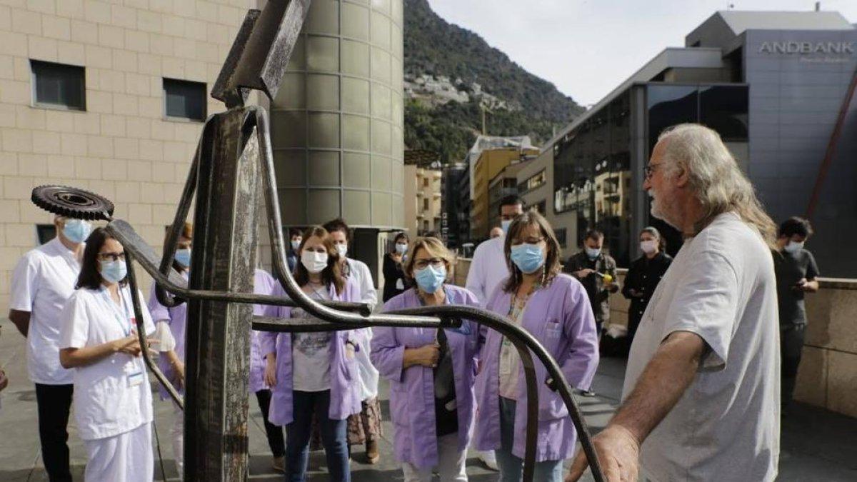 L'artista i els sanitaris durant la presentació