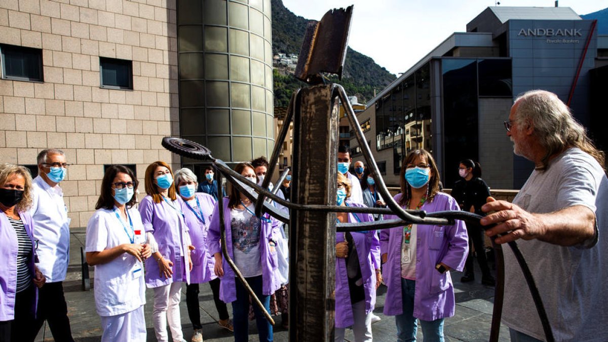 Escultura per agrair la feina dels sanitaris