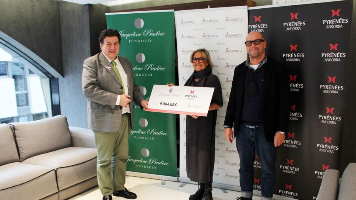 Lliurament del xec a Assandca aquest matí