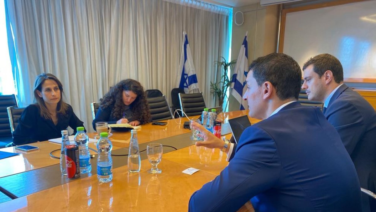 Jordi Gallardo en la reunió amb Orit Farkash-Hacohen