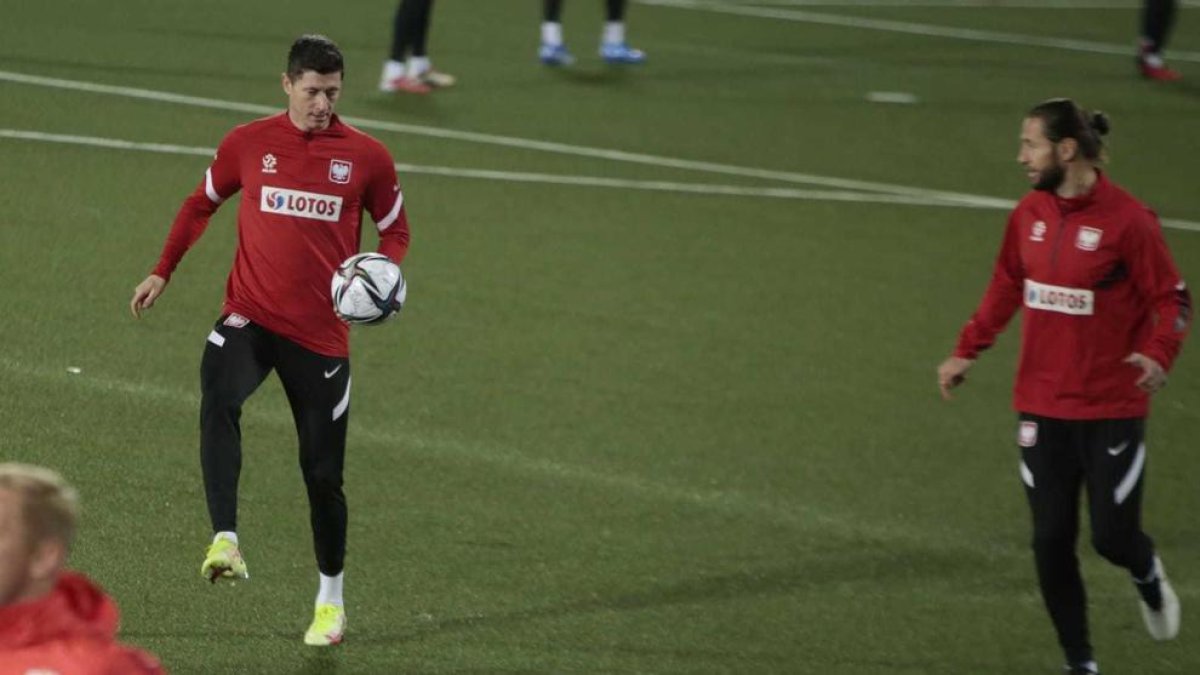 Robert Lewandowsi toca la pilota sobre la gespa de l'Estadi Nacional