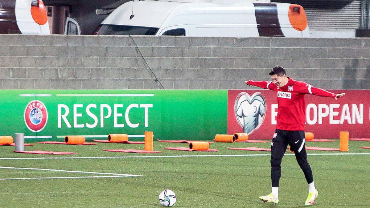 El davanter del Bayern i de Polònia, Robert Lewandowski, entrenant a l'Estadi Nacional.