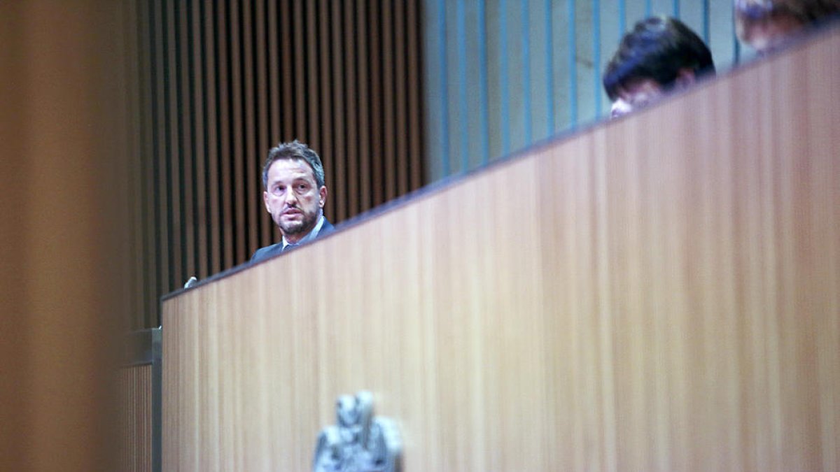 El conseller del PS Pere López, des del faristol.