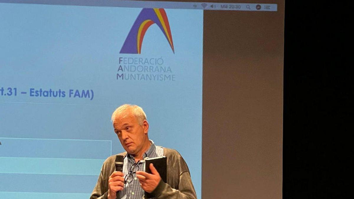 El nou president de la federació en un moment de l'assemblea.