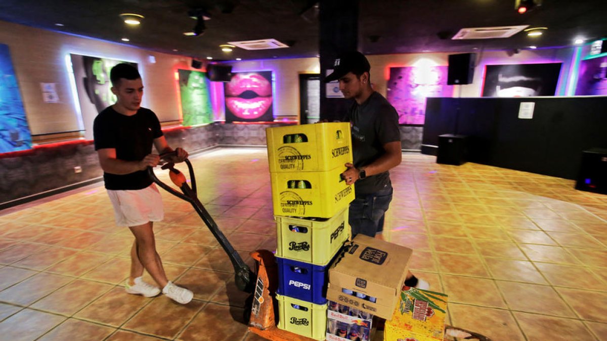 Dos treballadors preparant subministraments a l'Eivissa Experience.