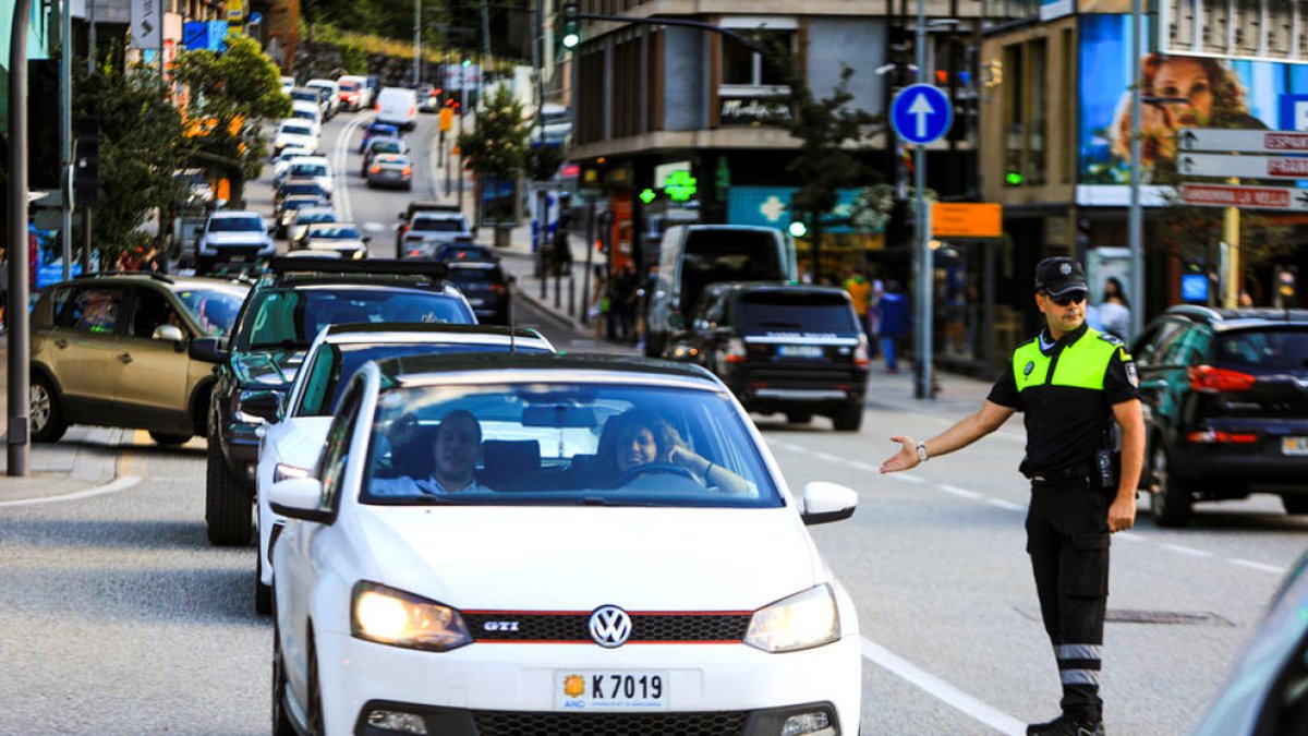 Vehicles al carrer de la Unió entre Andorra la Vella i Escaldes-Engordany.